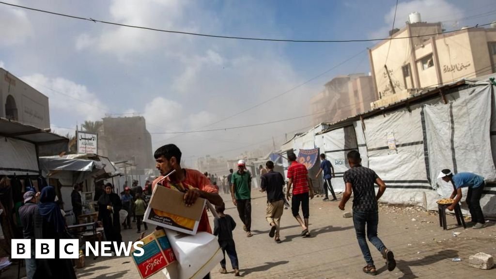 يقول مسؤولون في غزة إن خمسة صحفيين من بين 20 شخصًا قُتلوا في إضراب إسرائيلي في المستشفى يقول مسؤولون في غزة إن خمسة صحفيين من بين 20 شخصًا قُتلوا في إضراب إسرائيلي في المستشفى