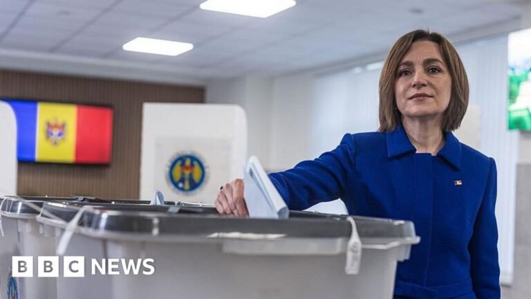 ينتظر Moldovans نتيجة الانتخابات المحورية مع تحذير الزعيم من التدخل الروسي