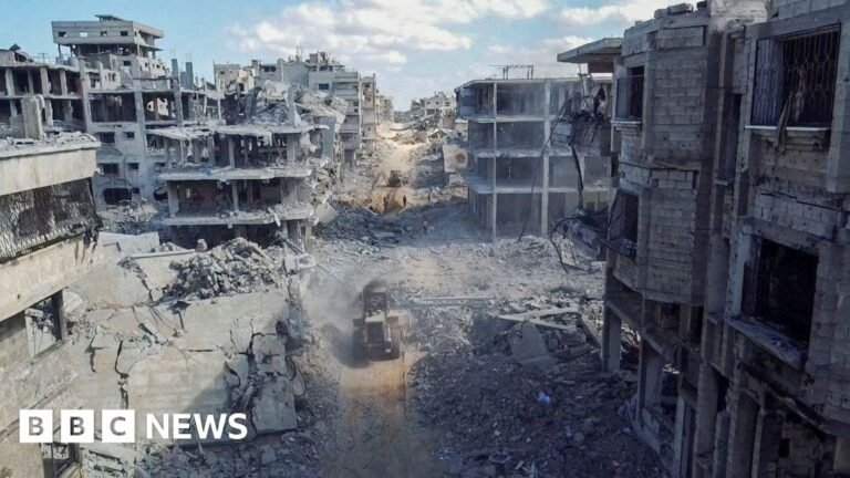 الصليب الأحمر يتسلم جثتين تقول حماس إنهما رهينتان في غزة