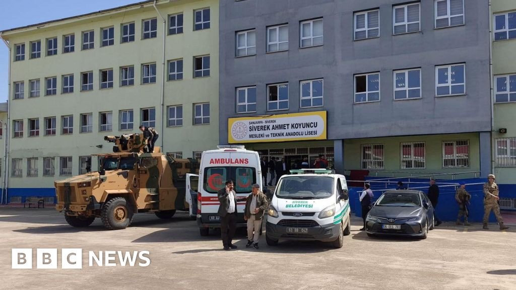 أصيب 16 شخصا بعد أن فتح طالب سابق النار في مدرسة ثانوية في تركيا أصيب 16 شخصا بعد أن فتح طالب سابق النار في مدرسة ثانوية في تركيا